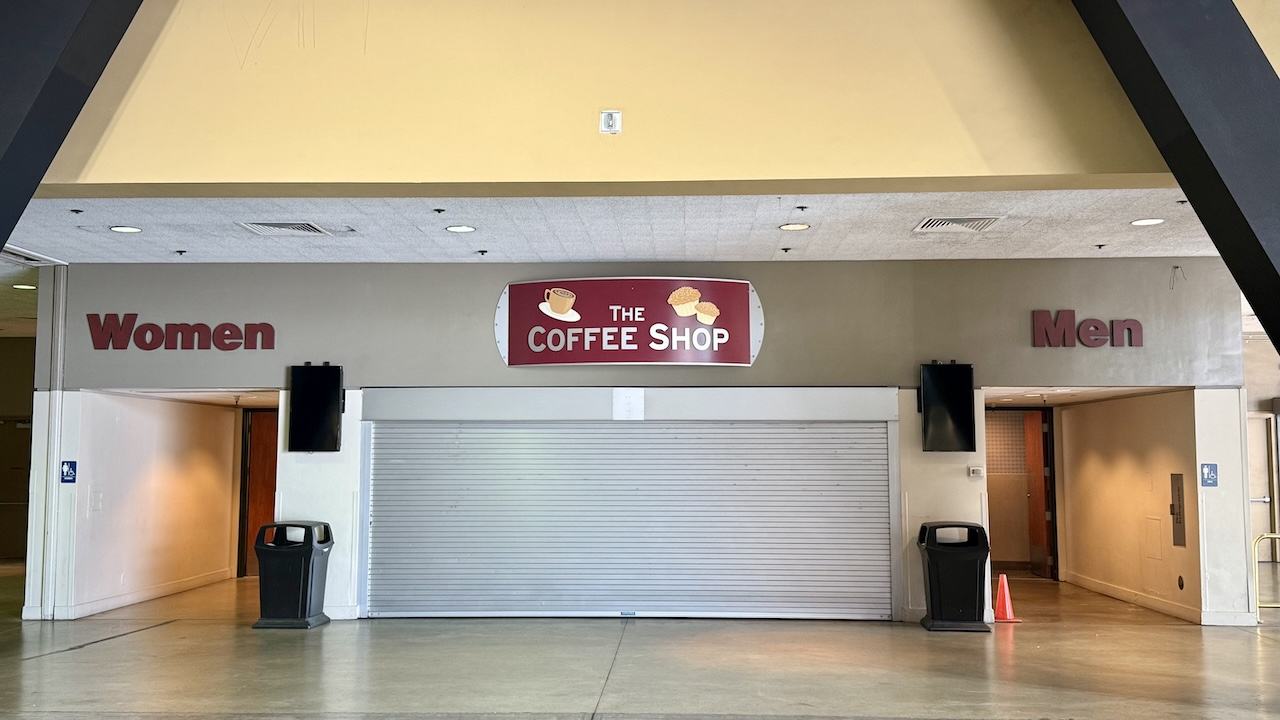coffee shop with women’s and men’s restrooms flanking it
